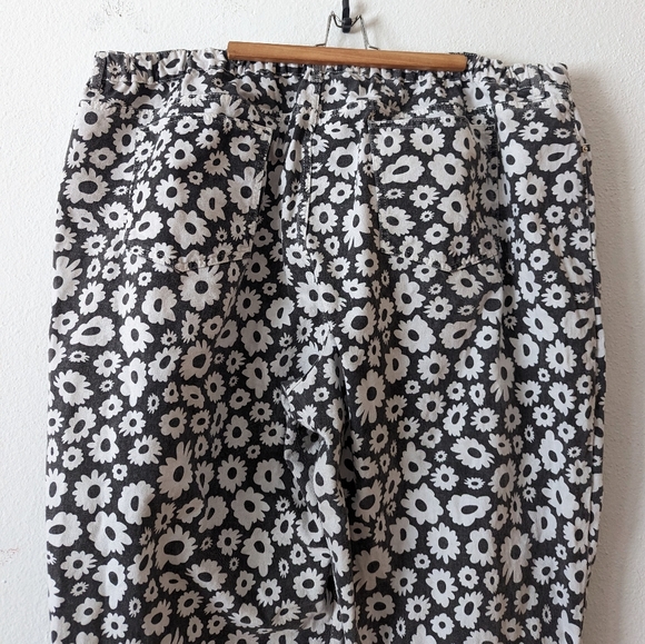 ASOS Hi Rise Daisy Mom Jeans - Picture 7 of 11